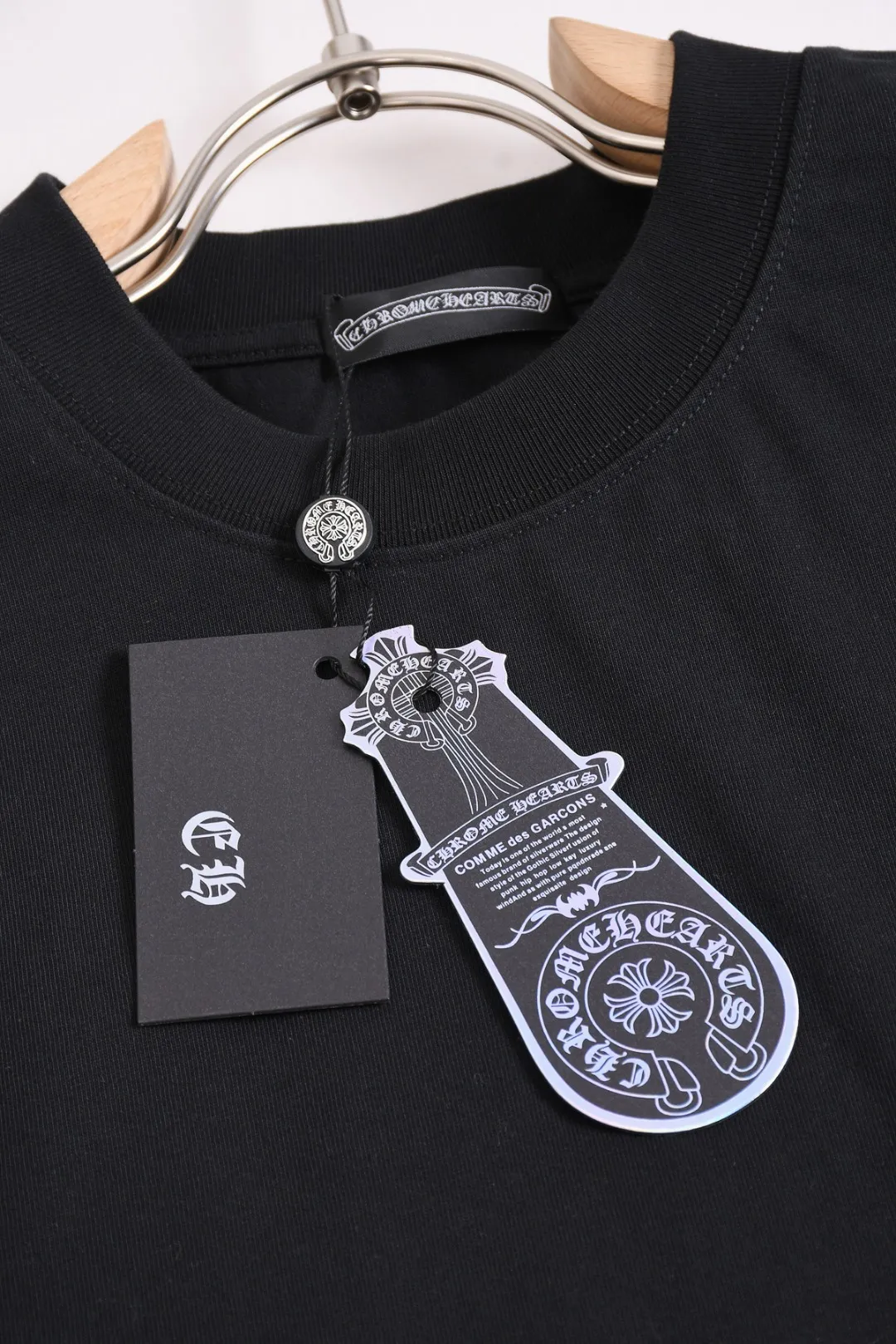 P190 Chrome Hearts CH Cross 26SS New product is hot at the same time💥 Early spring classic style Multiple craftsmanship Denim patch on the chest Horseshoe cross 🪡 Embroidery Large logo cross on the back Horseshoe denim patch Sanskrit ✝️🪡 Embroidery Round neck short-sleeved T-shirt, hot style, a style that both men and women like, same style for men and women, 100% chance of turning heads when wearing it! It’s all about being handsome. The designer’s classic sense is precisely grasped. The whole piece of clothing is heavy. Industrial washing process. Ready-made garments are dyed + sprayed for a horse effect. The double-wash process is very recognizable. It uses heavy washing to make it distressed. The edges of the patch are slightly rolled and naturally distressed. It has a three-dimensional sense of layering and a little damage. It is very visually lethal. It adheres to Kroxin's consistent rough style. The chest and back are large, and the horseshoe flower printed patch pattern is embroidered and decorated. It is also decorated with silver metal engraved distressed buttons. The classic elements full of brand recognition instantly enhance the overall sense of grade and specification. Its texture is quite high-end! The overall feeling is high-end, simple and elegant, with silver hardware accessories, a full set of customized accessories, and the pattern of the entire dress is all decorated with patchwork three-dimensional embroidery technology, which is the finishing touch of the entire dress. The design on the back is even more eye-catching! ! This full back is so cool, it’s full of design, and the overall upper body style highlights fashion and individuality. Wearing it together as a couple is even more popular on the street. I recommend the early autumn sweatshirt! ! The fabric is a unique 320g 100% cotton, which is skin-friendly, breathable, warm to the touch, has a strong texture, and has smooth lines. It can be called a back killer, which has very strict requirements on craftsmanship and cost. The smooth neckline, flat cuffs and hems, the stitches are large and tight, tight and orderly, and the details are perfect. The consistent OS version can be worn alone or layered. It is very casual, but very iconic! It is simply the flagship of high-end trendy brands and must be included in your wardrobe. It has the American fashion spirit of freedom and individuality, and is highly recognizable and stylized! Color: Black White Size: S-XL Size chart: S: Shoulder width 50-Bust 56-Length 70 M: Shoulder width 52-Bust 57-Length 72 L: Shoulder width 54-Bust 59-Length 74 XL: Shoulder width 56-Bust 62-Length 76